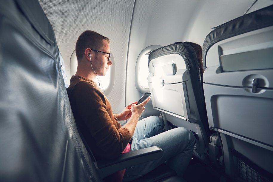 Apakah boleh memakai Handphone di pesawat?
