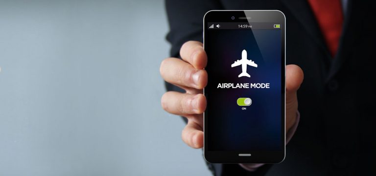 Inilah Alasan Kenapa HP Harus Dalam Mode Penerbangan Ketika di Pesawat