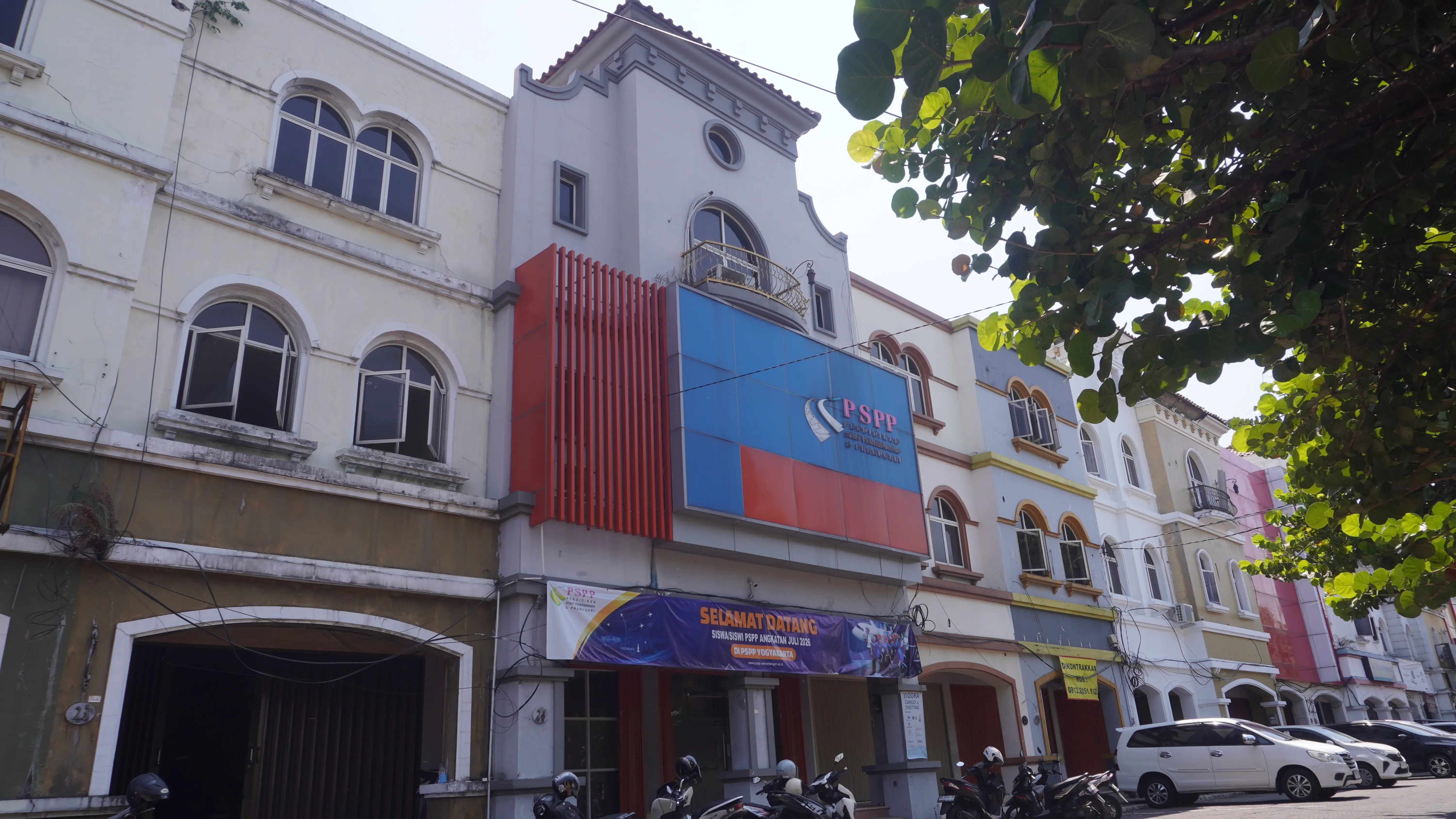 Gedung PSPP Yogyakarta: pendidikan penerbangan dan pramugari.